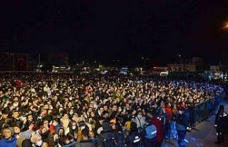 Cacabey Meydanı Cumhuriyet konseriyle doldu taştı