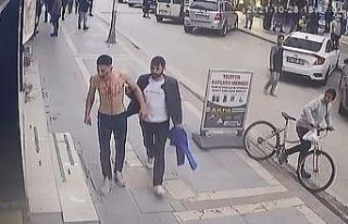 Cadde üzerinde satırlı bıçaklı kavga