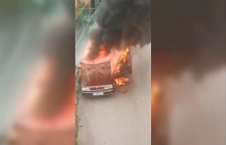 Cadde üzerindeki otomobil alev alev yandı