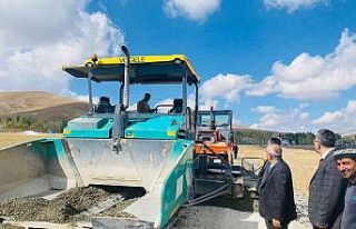 Çaldıran’da asfalt yol çalışmaları devam ediyor