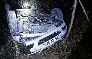 Cami imamı takla atan araçtan yaralı kurtuldu