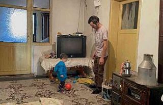 Çaresiz baba, 2 yaşındaki oğluyla uzanacak yardım...