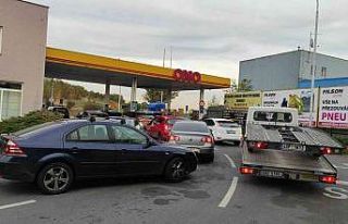 Çekler ucuz akaryakıt istasyonlarında uzun kuyruklar...