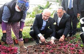 CHP Genel Başkanı Kılıçdaroğlu kadınlarla çiçek...