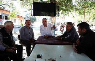 CHP’li meclis üyeleri vatandaşları dinlemeye...