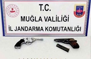 Cinayetten aranıyordu, silahlarla yakalandı