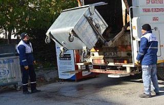 Çöp konteynerleri yıkanarak temizleniyor