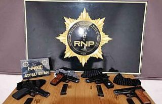 Çorapların içindeki tabancalar polisin dikkatinden...