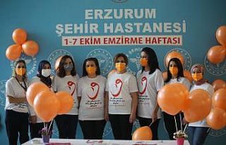 Covid-19 testi pozitif çıkan anne bebeğini emzirmeye...