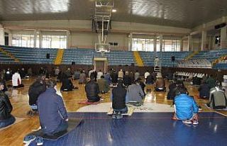 Cuma Namazı için spor salonlarına akın ettiler