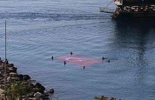 Cumhuriyetin 98. yılı için denizde dev Türk bayrağı...