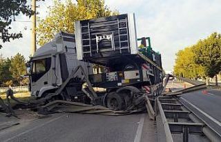 D-650 karayolunda kontrolden çıkan tır bariyerlere...
