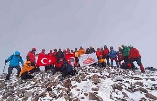 Dağcılar 29 Ekim Cumhuriyet Bayramı için tırmandı