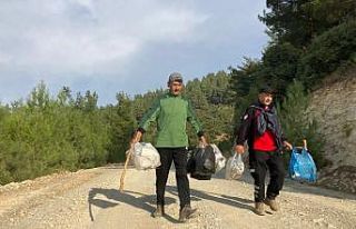 Dağcılar hem spor yaptı hem çöp topladı