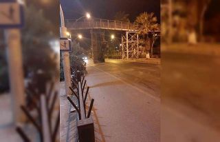 Damperi açık kalan kamyon köprüye çarptı