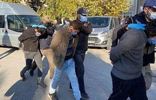 DEAŞ operasyonunda gözaltına alınan 4 kişi adliyeye...