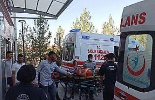 Demir bariyerlere çarpan otomobil hurdaya döndü:...