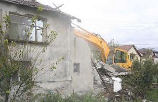 Depremin izleri yıkılarak siliniyor