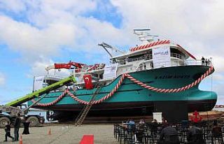 Dev balıkçı gemisi suya indirildi