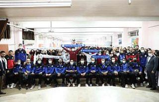 Develi Belediyespor oyuncuları öğrencilerle bir...