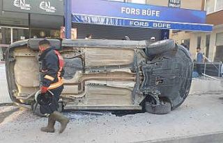 Devrilen otomobilin sürücüsü yaralandı