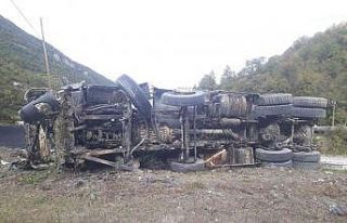 Devrilen sıcak asfalt yüklü hafriyat kamyonu alev...