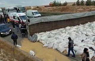 Devrilen tır otoyolu kapattı, kilometrelerce araç...