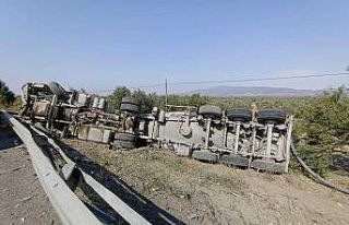 Devrilen tırın sürücüsü yaralandı