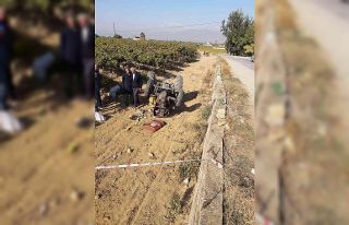 Devrilen traktörün altında kalan sürücüsü yaralandı