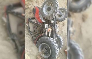 Devrilen traktörün altında kaldı: 1 ölü
