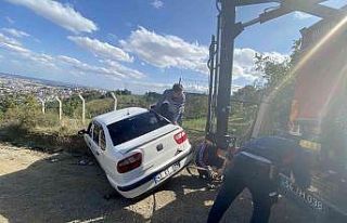 Devrilme riski olan otomobilini kurtarmak için üzerine...