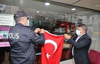 Dilovası’nda esnafa Türk bayrağı hediye edildi