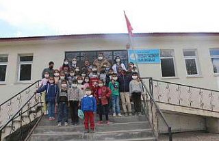 Diyadin’de öğrencilere ayakkabı ve satranç takımı...