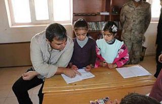 Diyadin’de öğrencilere mont dağıtıldı