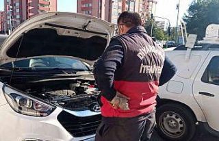 Diyarbakır’da araçta sıkışan kediyi itfaiye...