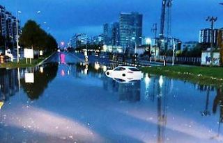Diyarbakır’da yollar göle döndü, araçlar mahsur...