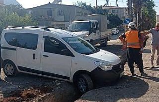 Doğalgaz çukuruna düşen araçta hasar oluştu