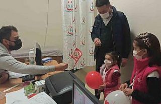Doktor tedaviye gelen çocuklara Türk Bayrağı hediye...