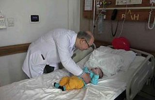 Doktordan makatı tıkalı olarak doğan bebeğe ince...