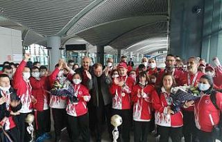 Down Sendromlu şampiyon sporcular yurda döndü