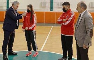 DSİ Bölge Müdürü başarılı sporcularını altınla...