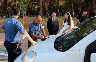 Düğün günü dış çekime giden gelin ve damadın...