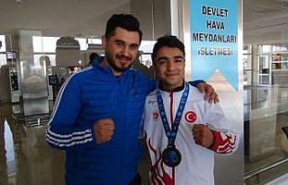 Dünya üçüncüsü milli kick boksçu Ersayar’a...