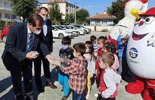 Dünya yumurta günü’nde çocuklara yumurta dağıtıldı