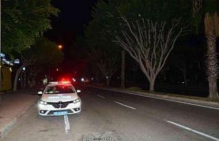 Dur ihtarına uymayan sürücü, polisin bileğini...