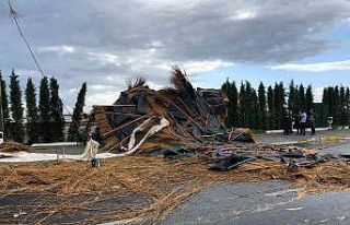 Edremit’te fırtına dalları kırdı, çatıları...