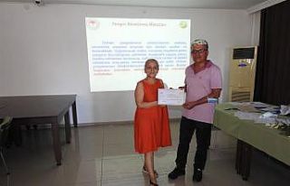 Eğitim alan orman gönüllülerine sertifikaları...