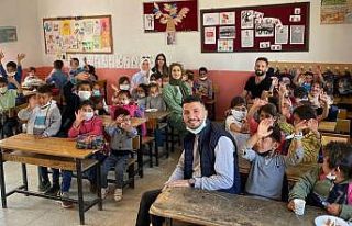 Eğitim gönüllülerinden yüzleri gülümseten hareket