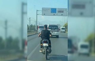 Ehliyetsiz motosiklet sürücüsünün maskeyi taktığı...