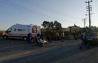 Ehliyetsiz sürücü motosiklete çarptı: 2 yaralı